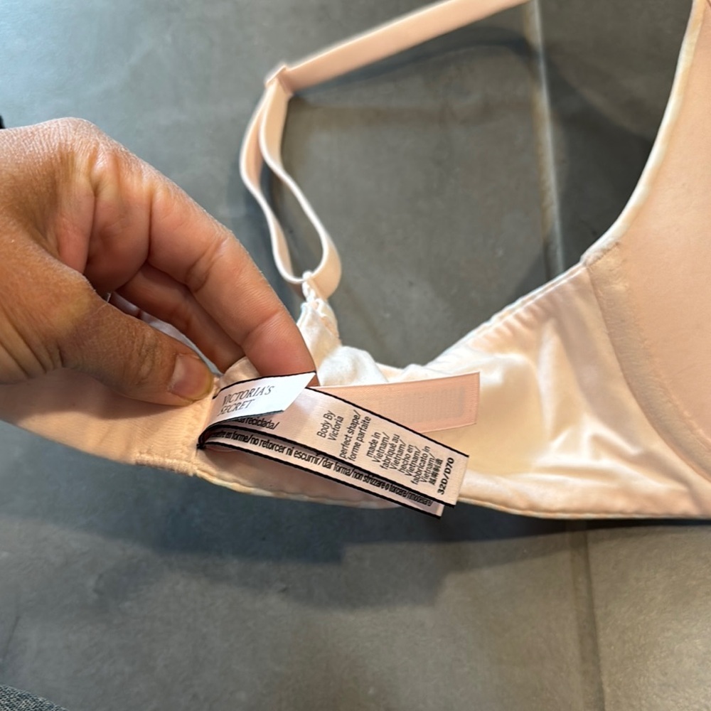 Victoria's Secret Perfect Shape Push Up Smooth Bra - Picture 3 of 3